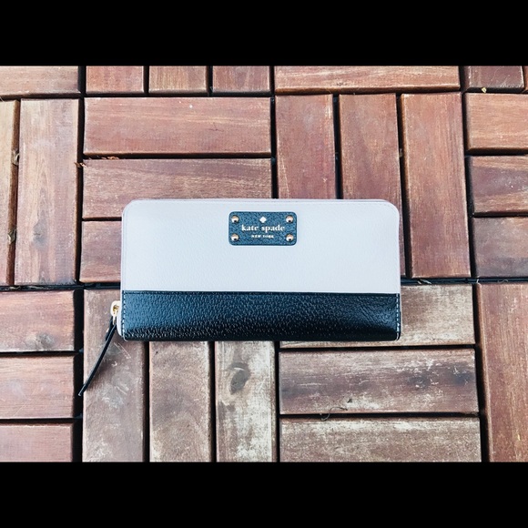 Kate Spade wallet - Picture 1 of 7
